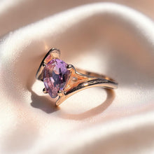 Load image into Gallery viewer, Amethyst Bypass Solitaire Ring - Estate 10K Rose Gold .75-1.00CT Pear Cut Lilac Lavender Amethyst Prong Set - Size 6 - 2.2g Fine Jewelry