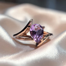 Load image into Gallery viewer, Amethyst Bypass Solitaire Ring - Estate 10K Rose Gold .75-1.00CT Pear Cut Lilac Lavender Amethyst Prong Set - Size 6 - 2.2g Fine Jewelry