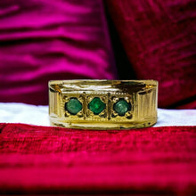 Load image into Gallery viewer, Vintage 18k Yellow Gold Natural Emerald Ring Size 7 6.5mm Band 750 Gold 1.9g
