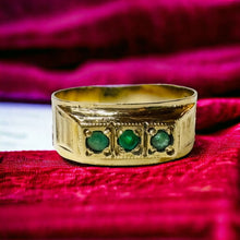 Load image into Gallery viewer, Vintage 18k Yellow Gold Natural Emerald Ring Size 7 6.5mm Band 750 Gold 1.9g
