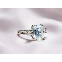 Load image into Gallery viewer, VINTAGE 10K Gold Natural Aquamarine &amp; Diamond Ring Size 5.75 Emerald Cut -2.3g
